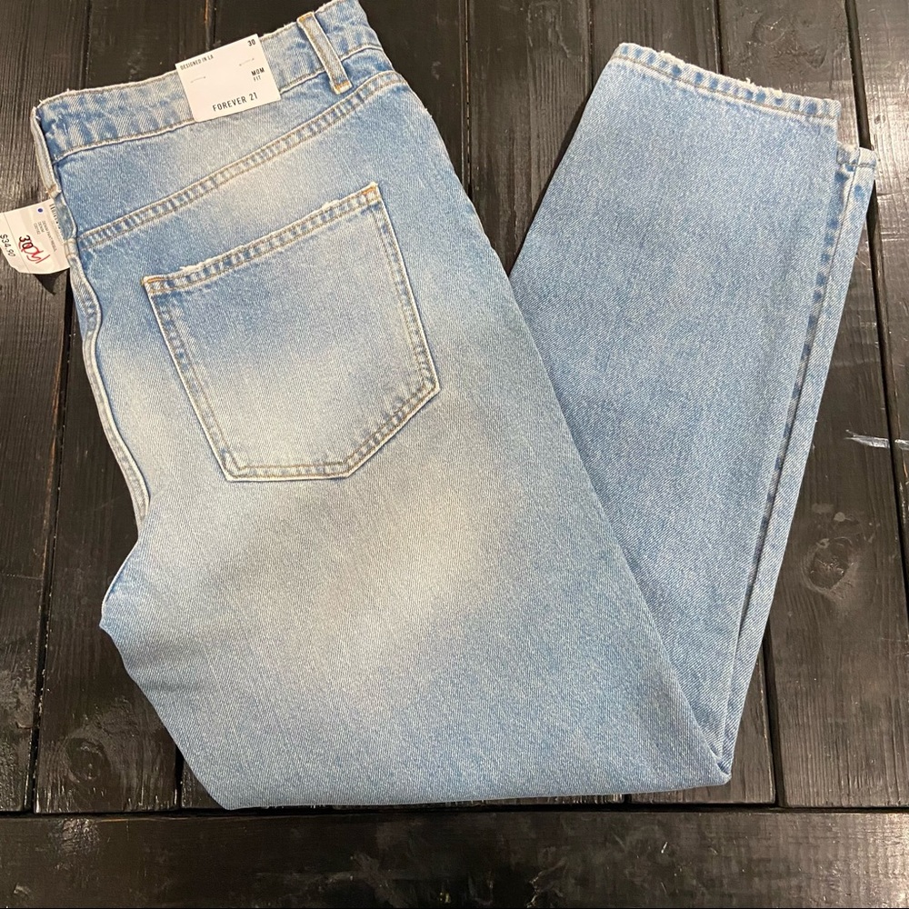 Forever 21 Denim Mom Fit Light‎ Wash Distressed Jeans Size 30 NWT